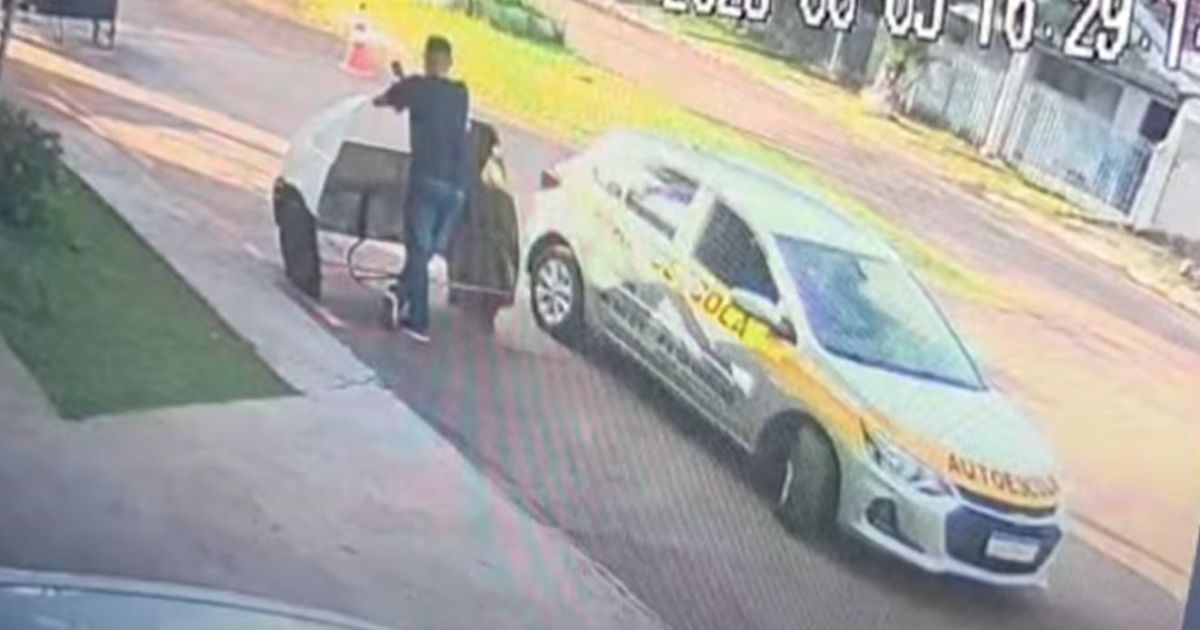 Aluna invade autoescola com carro ao tentar fazer baliza no PR; veja vídeo