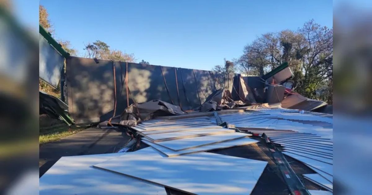 Caminhão carregado de MDF colide com mureta e causa grave acidente na PR-151