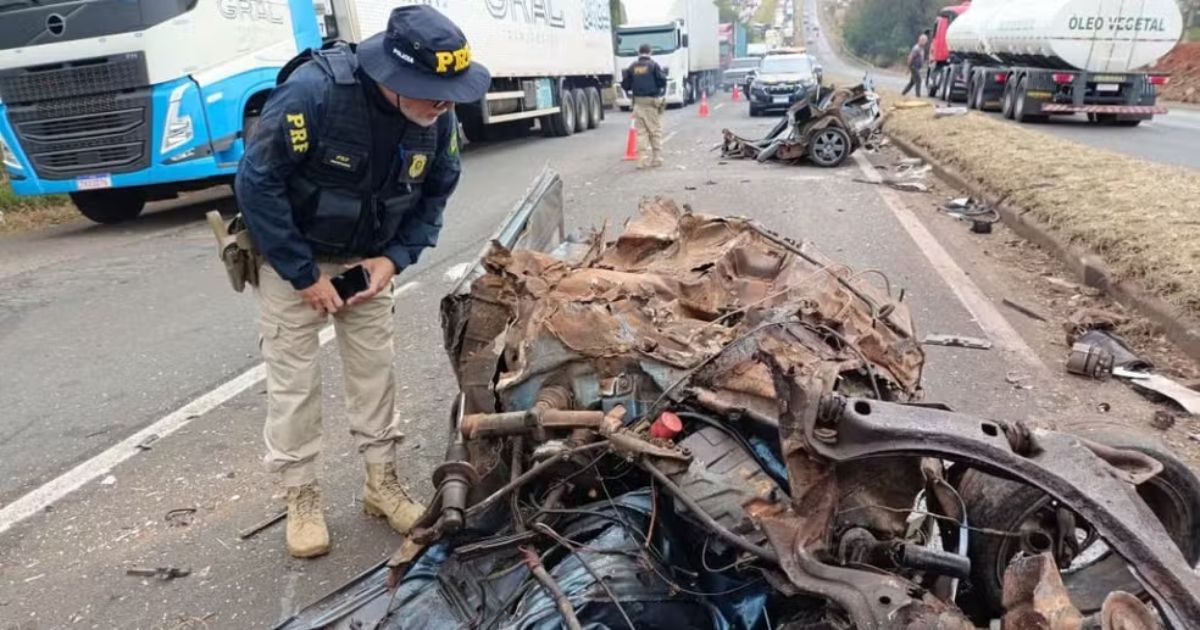 Carro invade pista contrária, parte ao meio e motorista é ejetado durante acidente na BR-376