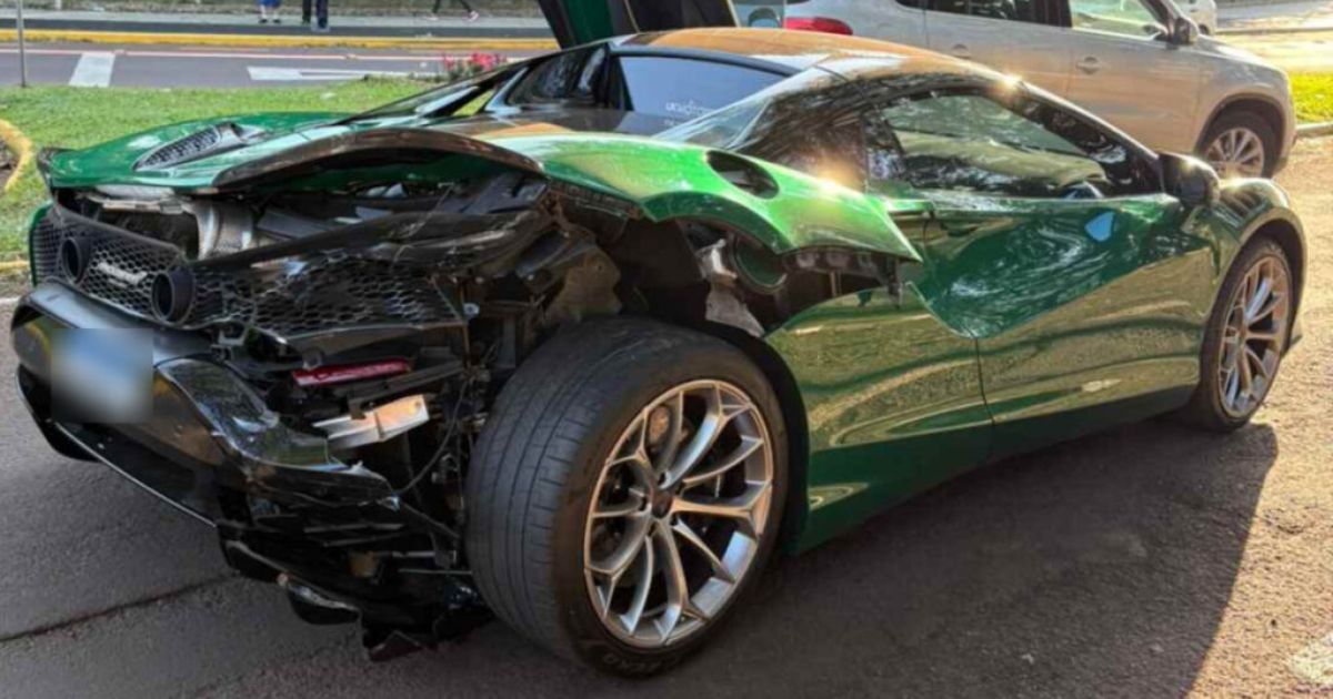 Acidente entre McLaren e Corsa deixa prejuízo milionário; veja vídeo