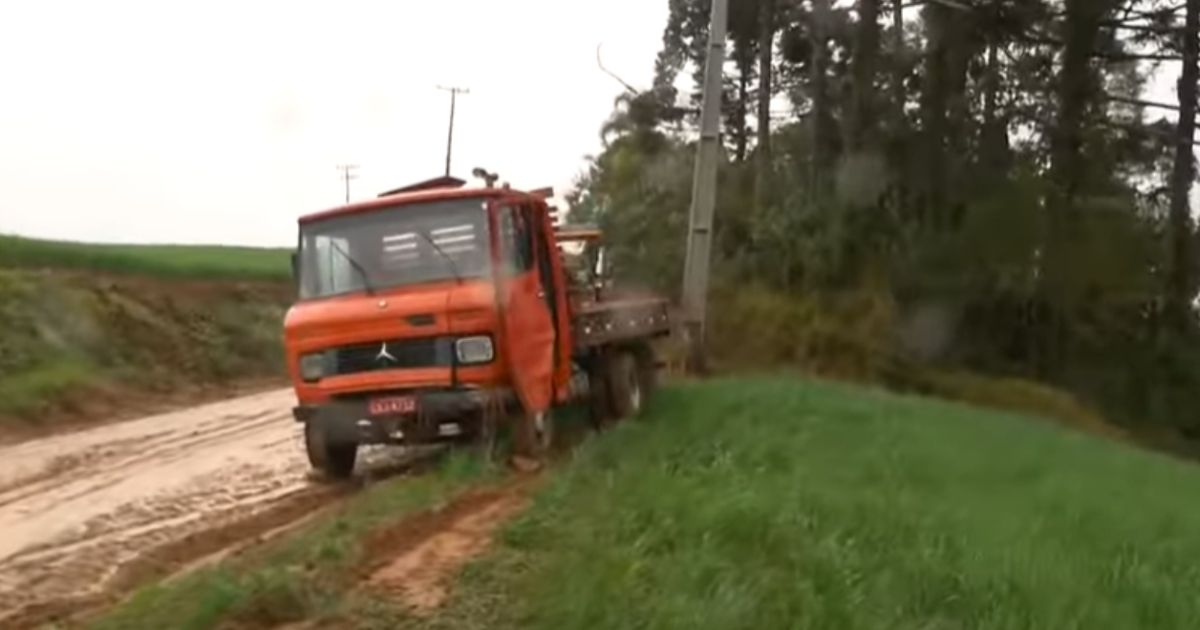 Caminhão com pai e filho tomba e homem morre em acidente no Paraná