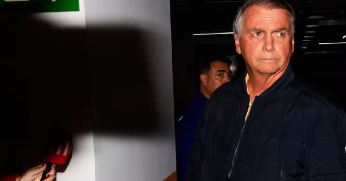 Moraes decreta prisão domiciliar de Jair Bolsonaro; PF apreende um celular do ex-presidente
