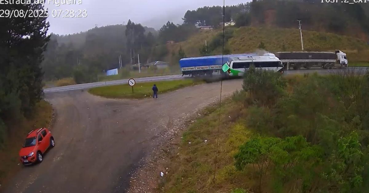 VÍDEO: Câmera flagra momento em que ônibus da Saúde é atingido por carreta na BR-116