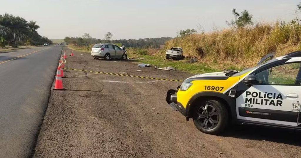 Adolescente morre e criança na cadeirinha sai ilesa após carros baterem de frente em rodovia do Paraná