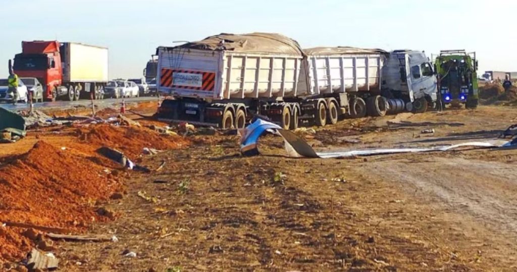 Batida entre ônibus e carreta deixa 11 mortos e mais de 40 feridos na BR-163 em Mato Grosso