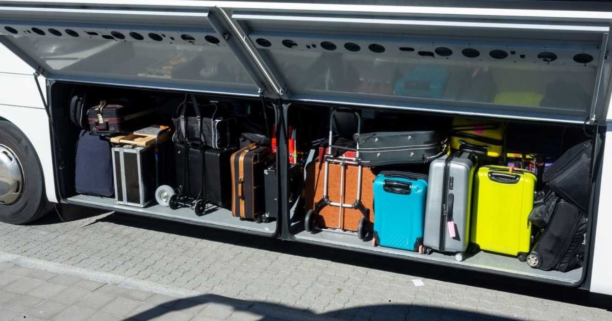 Bebê de 2 anos é encontrada presa em mala durante viagem de ônibus; mãe é presa