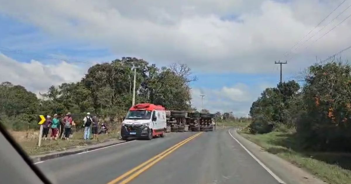 Caminhão tomba e interdita parcialmente PR-151 entre São João do Triunfo e São Mateus do Sul