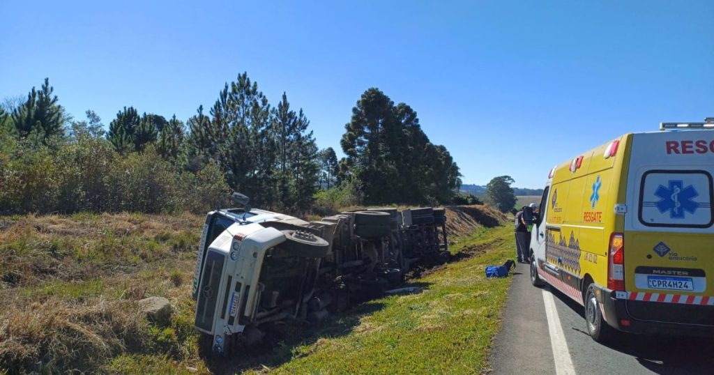 Carreta carregada com sabão tomba na BR-277 em Palmeira