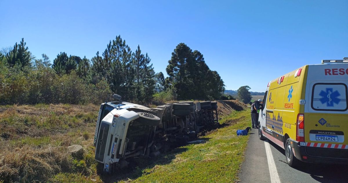 Carreta carregada com sabão tomba na BR-277 em Palmeira