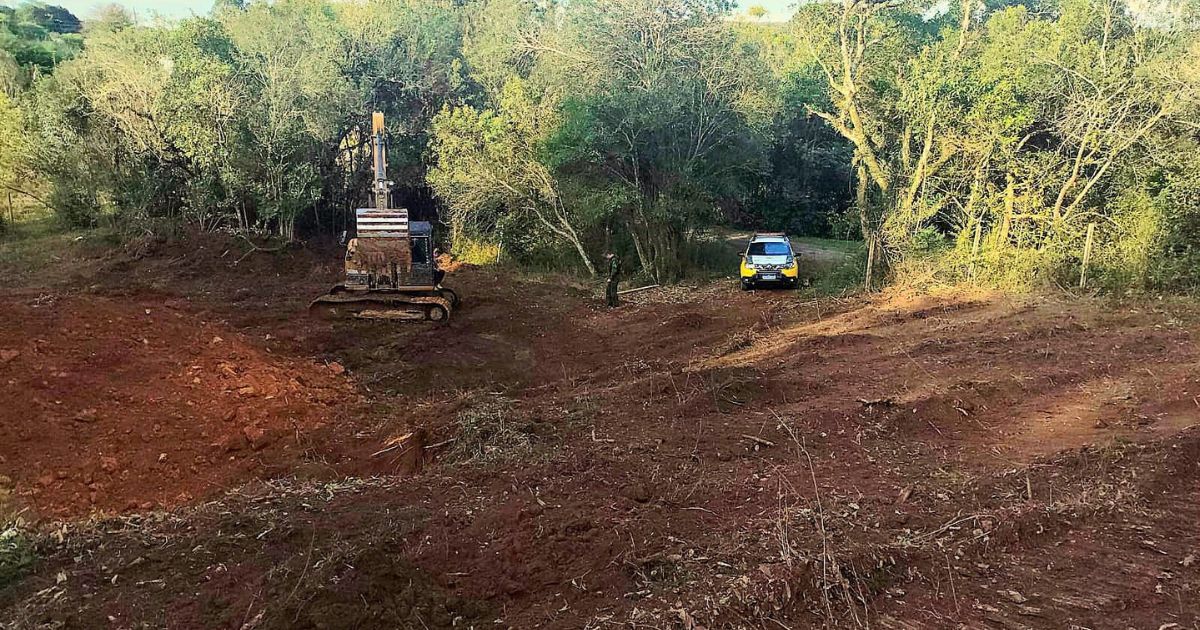 Polícia Ambiental flagra desmatamento em área de preservação permanente em São João do Triunfo