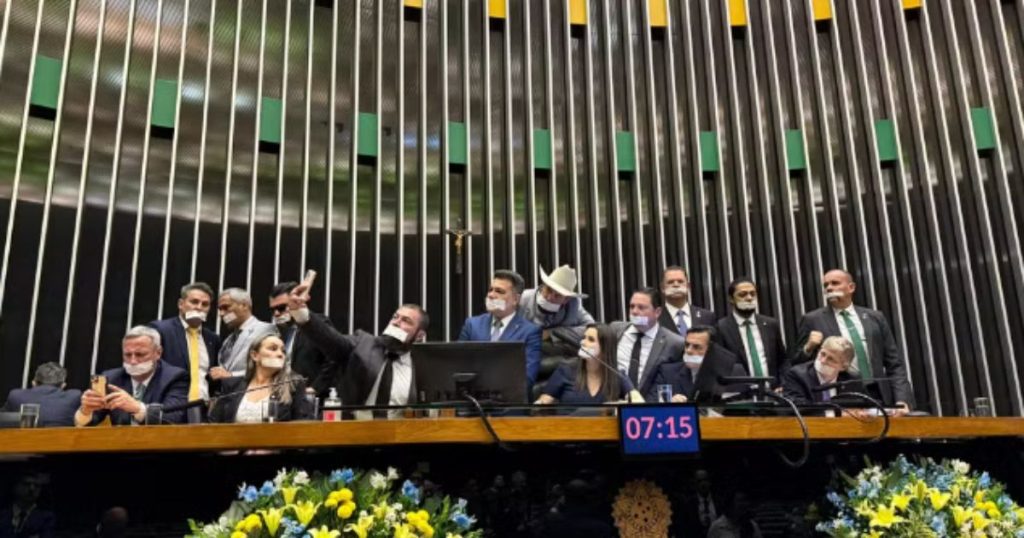 Parlamentares da oposição protestam contra prisão de Bolsonaro no Congresso