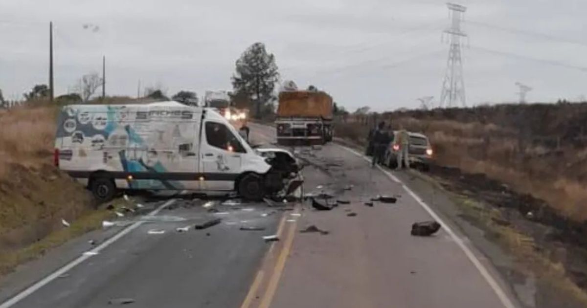 Motorista morre em colisão entre van e caminhão na PR-151, em Ponta Grossa