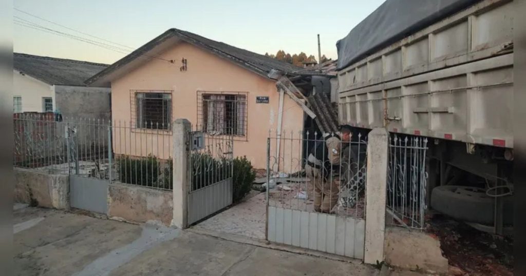 Caminhão carregado dispara e invade residência em Ponta Grossa