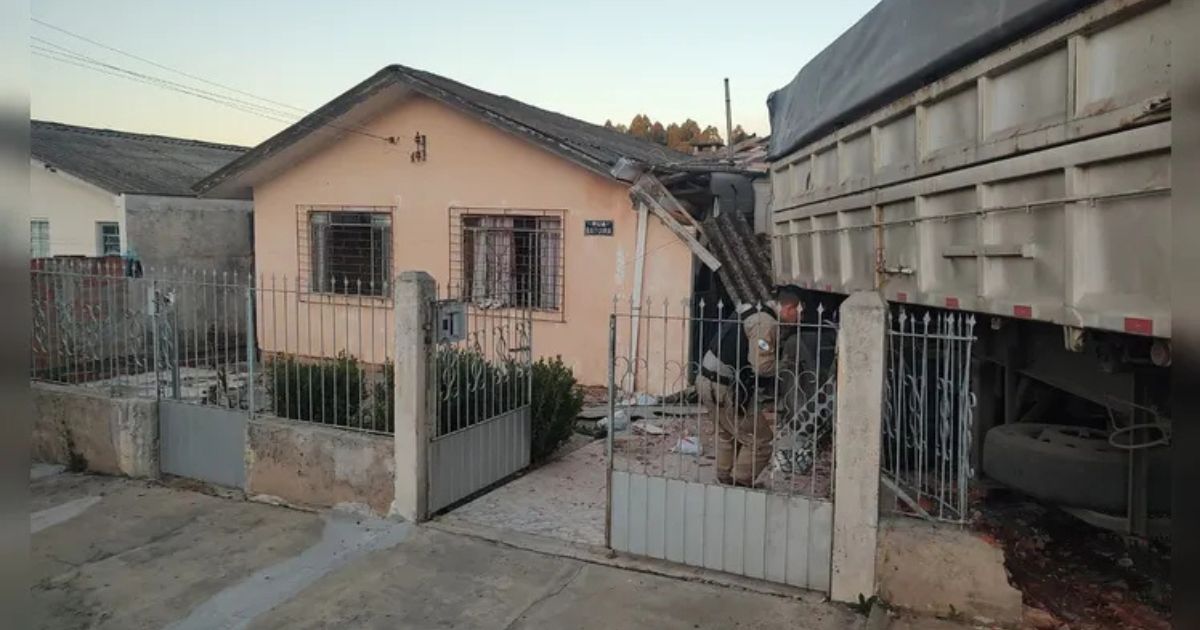 Caminhão carregado dispara e invade residência em Ponta Grossa