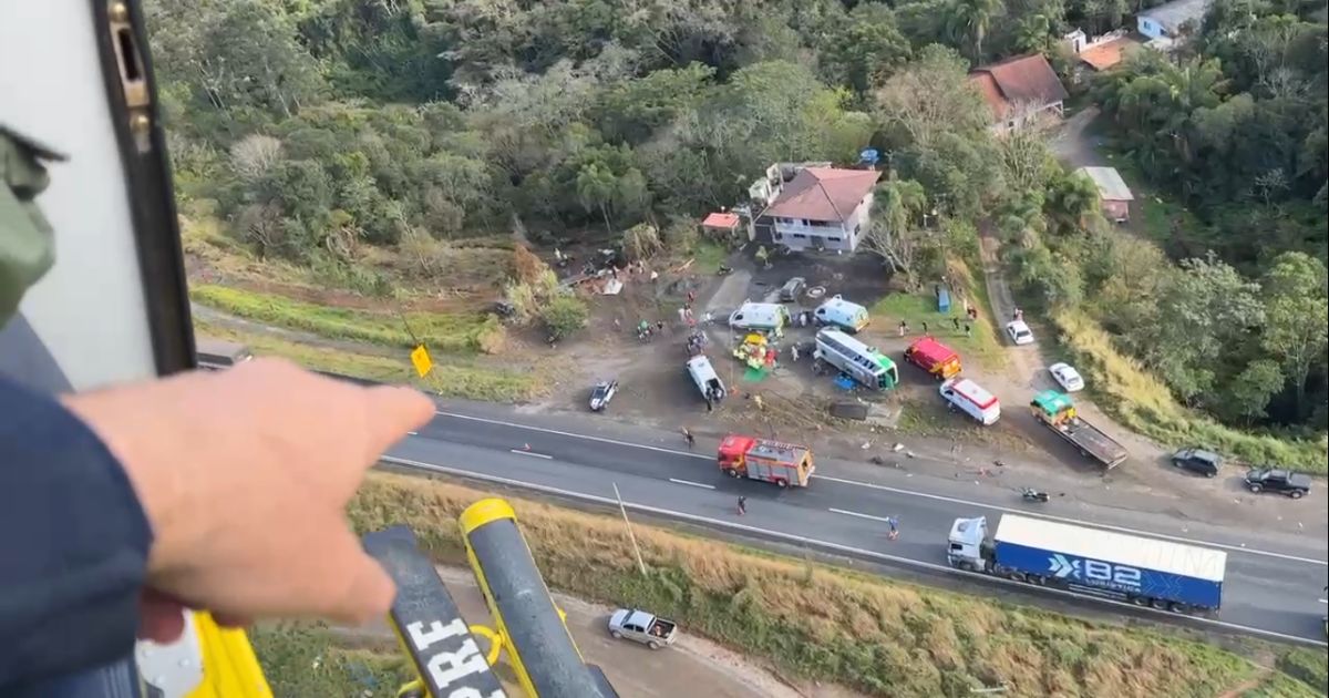 Acidente entre carreta e micro-ônibus deixa um morto e ao menos dez feridos no Paraná