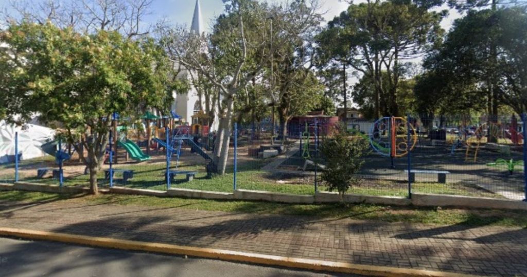 Parque ao lado da Igreja Matriz é interditado por risco de ataque de vespas em São Mateus do Sul
