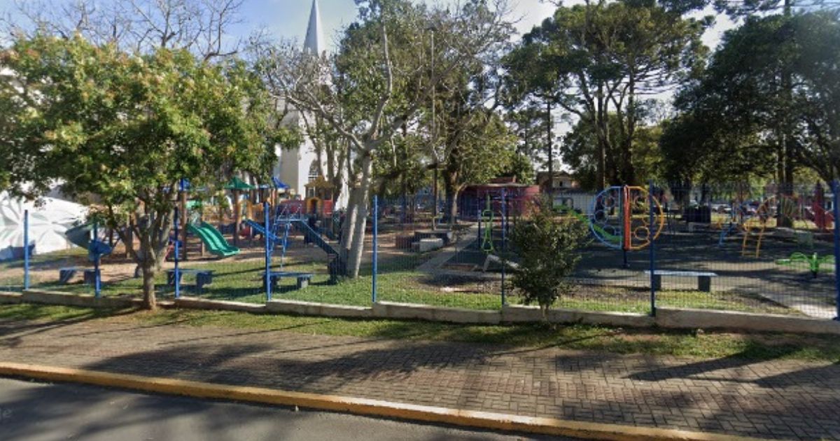 Parque ao lado da Igreja Matriz é interditado por risco de ataque de vespas em São Mateus do Sul