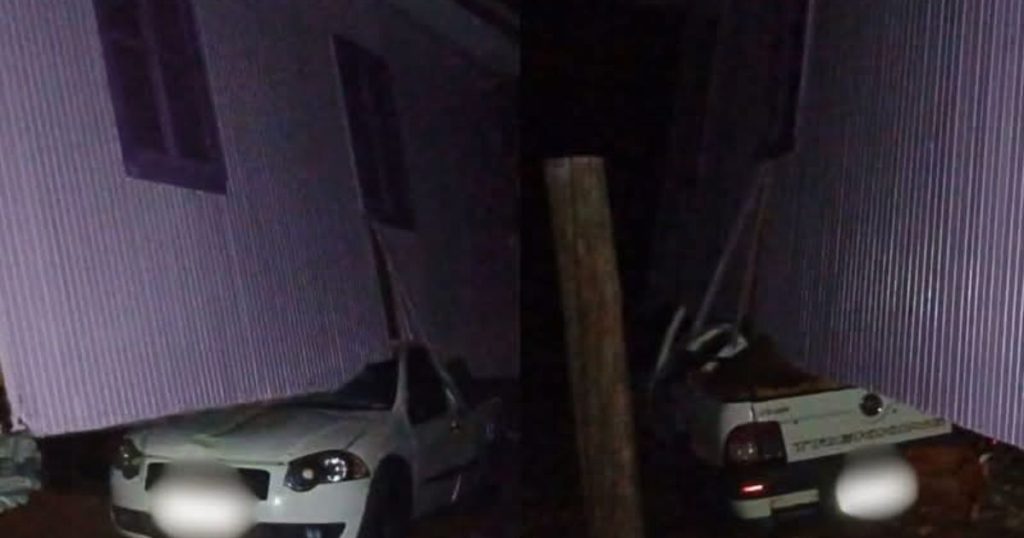 Casa vai parar em cima de carro durante passagem de tornado em Santa Catarina