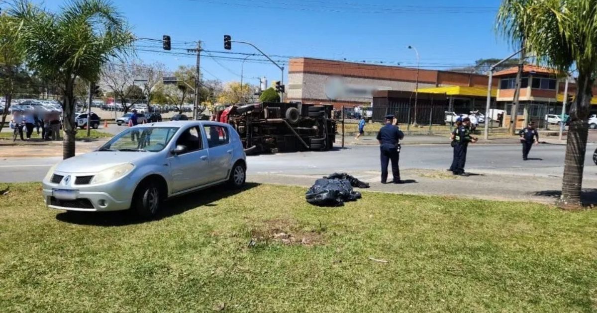 Adolescente morre ao ser ejetado e caminhão com 2 toneladas de vidro cair sobre ele no Paraná
