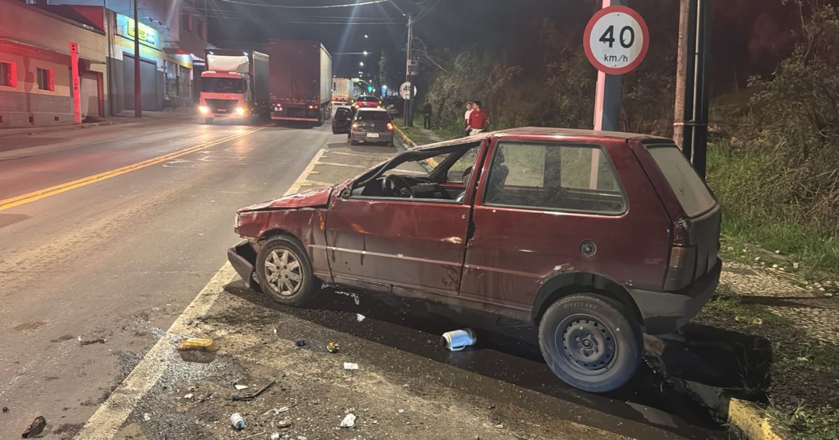 Carro tomba na região da ponte do Rio Iguaçu em São Mateus do Sul