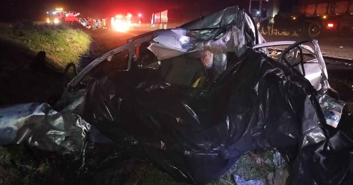 Colisão entre carro e caminhão deixa dois mortos e um ferido grave na BR-373 em Prudentópolis