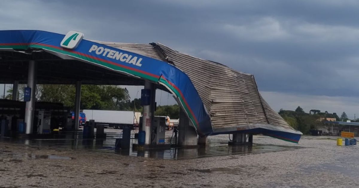 Cobertura de posto de combustível desaba com a força do vento na BR-476 em Mariental na Lapa