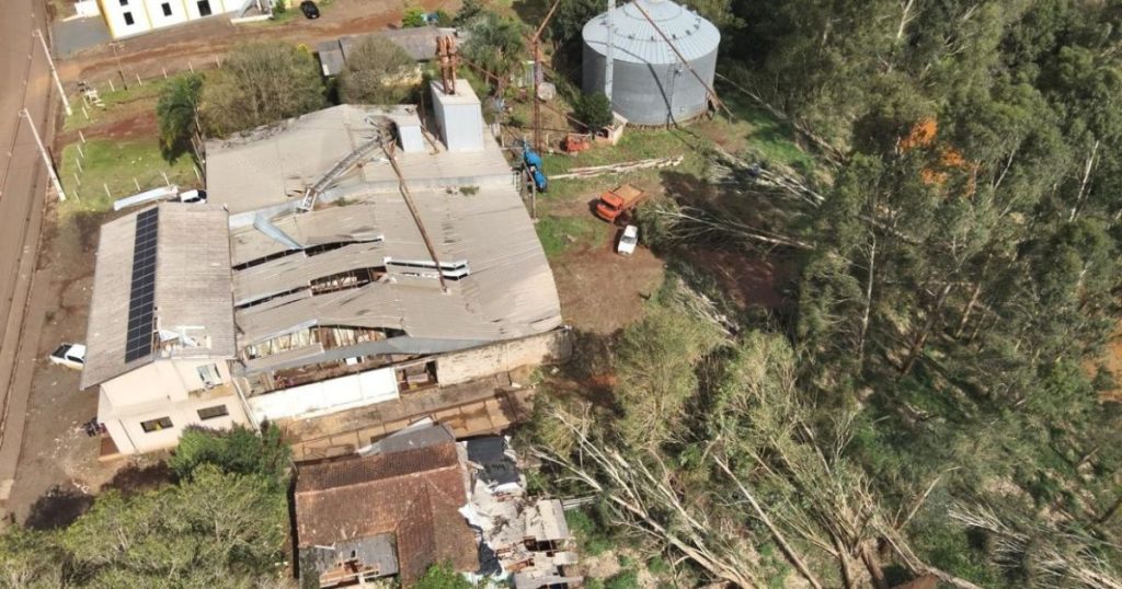 Cidade no PR é destruída por tornado e deixa desalojados; mil casas foram danificadas