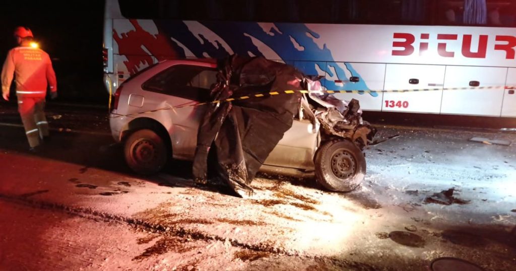 Acidente entre carro e ônibus deixa um homem morto na BR-476 em São Mateus do Sul