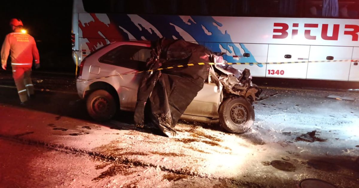 Acidente entre carro e ônibus deixa um homem morto na BR-476 em São Mateus do Sul