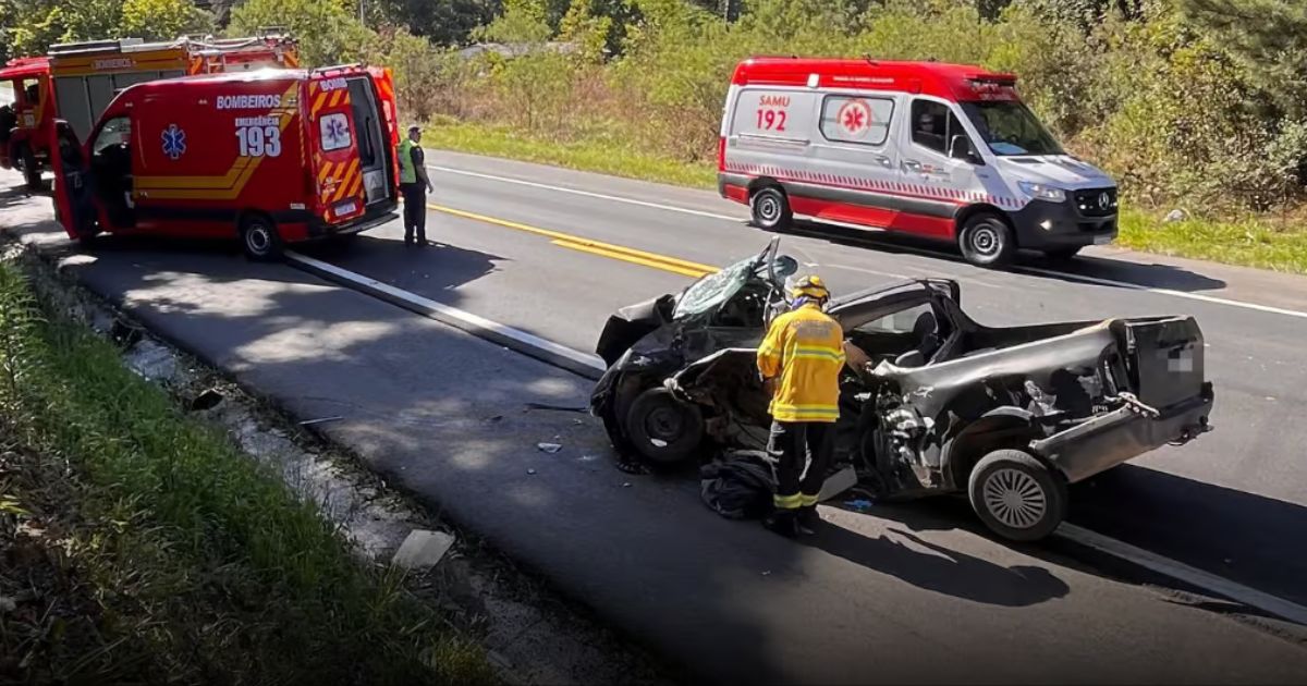 Acidente entre caminhão e carro deixa motorista encarcerado na BR-280