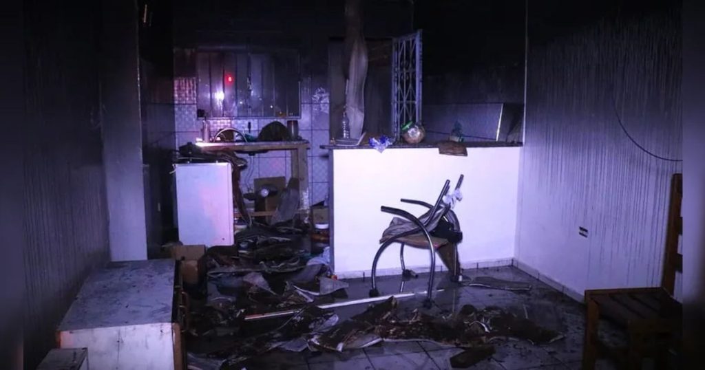 Mulher tem casa incendiada após atear fogo em carro com ex-namorado dentro do veículo
