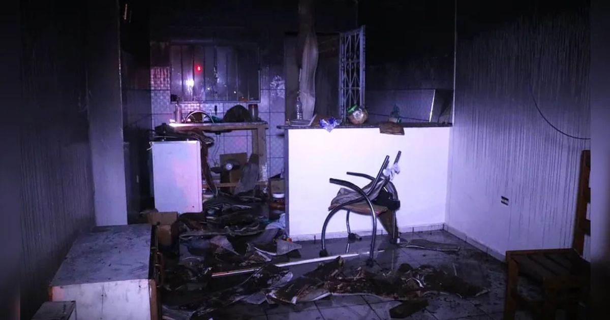 Mulher tem casa incendiada após atear fogo em carro com ex-namorado dentro do veículo