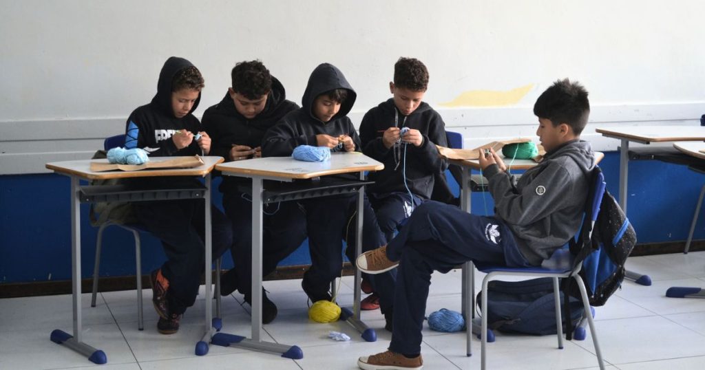 No Paraná, colégios promovem aulas de crochê para estimular a concentração