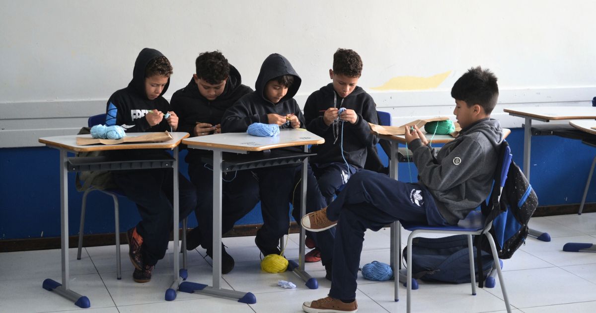 No Paraná, colégios promovem aulas de crochê para estimular a concentração