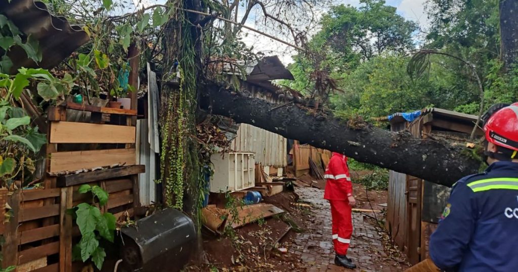 Corpo de Bombeiros do Paraná alerta sobre cuidados diante de fortes chuvas e ventos