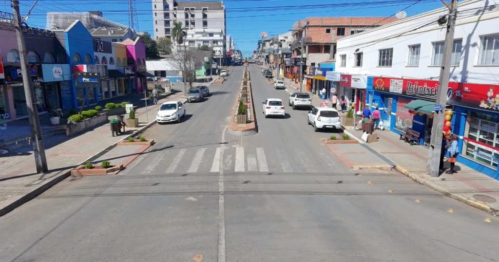 Atrasada, obra de revitalização da Avenida Ozy Mendonça de Lima em São Mateus do Sul gera questionamentos; qual sua opinião