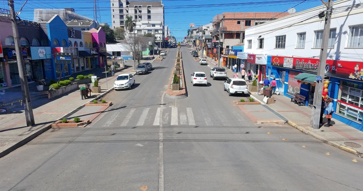 Atrasada, obra de revitalização da Avenida Ozy Mendonça de Lima em São Mateus do Sul gera questionamentos; qual sua opinião