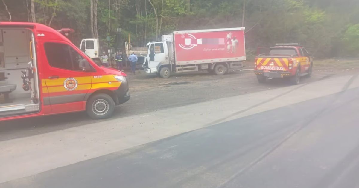 Colisão entre caminhões deixa dois homens feridos na BR-280 em Três Barras