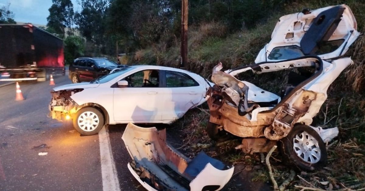 Passageira morre após Ford Ka partir-se ao meio em acidente na BR-376