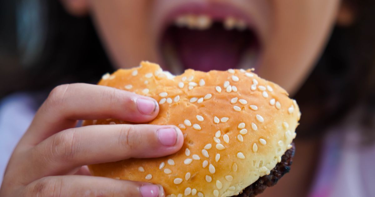 Menino de 8 anos vai parar na UTI após comer lanche com chumbinho; mãe é suspeita