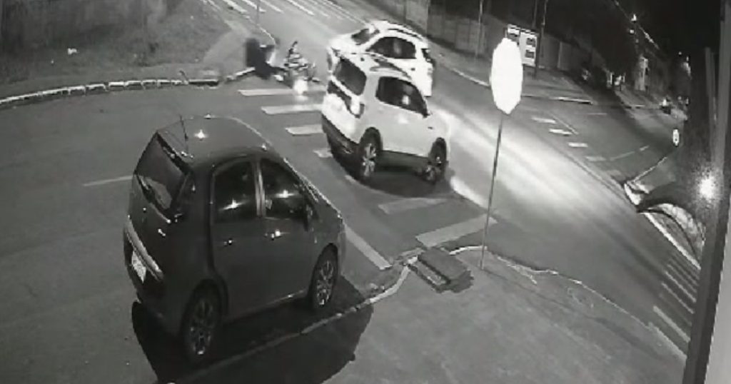 VÍDEO: Menor de idade se envolve em acidente entre moto e carro em São Mateus do Sul