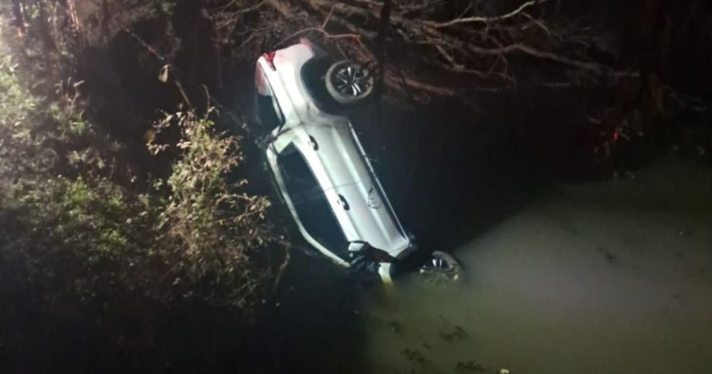 Casal morre após caminhonete despencar de ponte em rodovia do Paraná