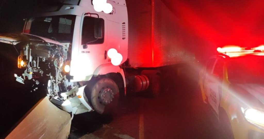 Caminhão bate em mureta na PR-151