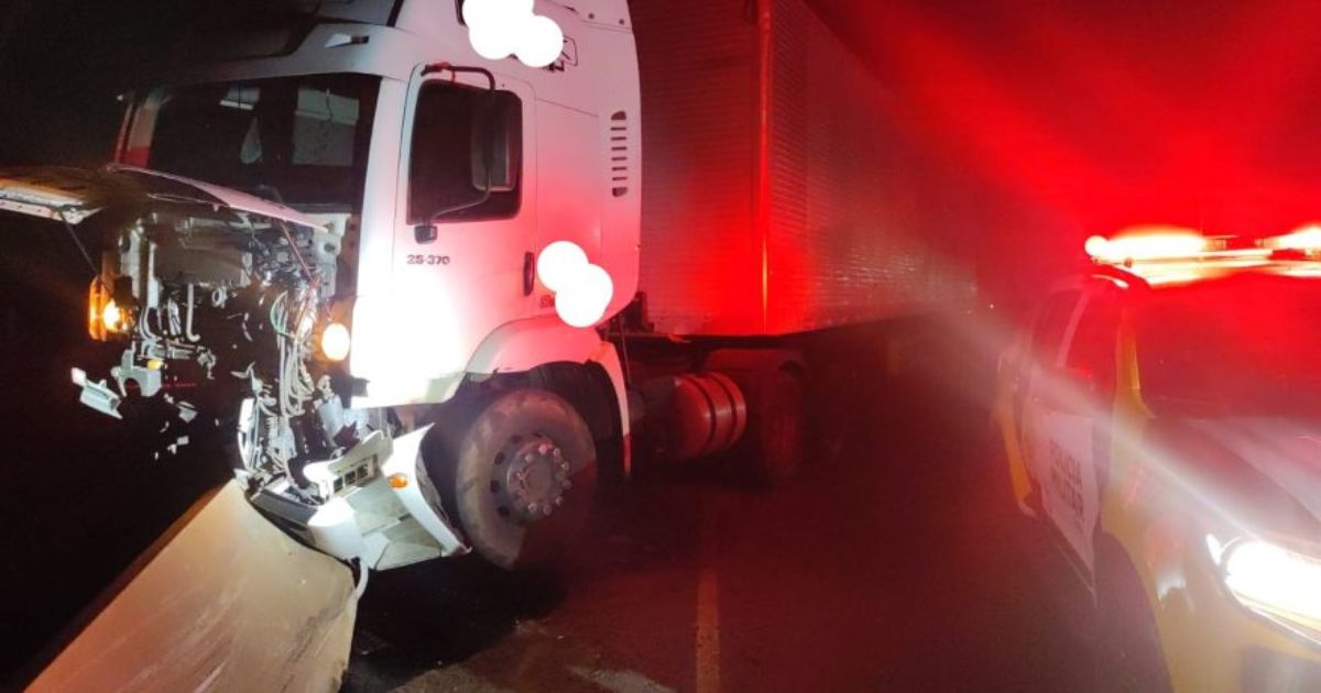 Caminhão bate em mureta na PR-151