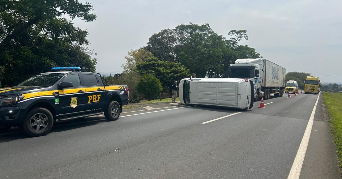 Acidente entre caminhão e van funerária é registrado na BR-376