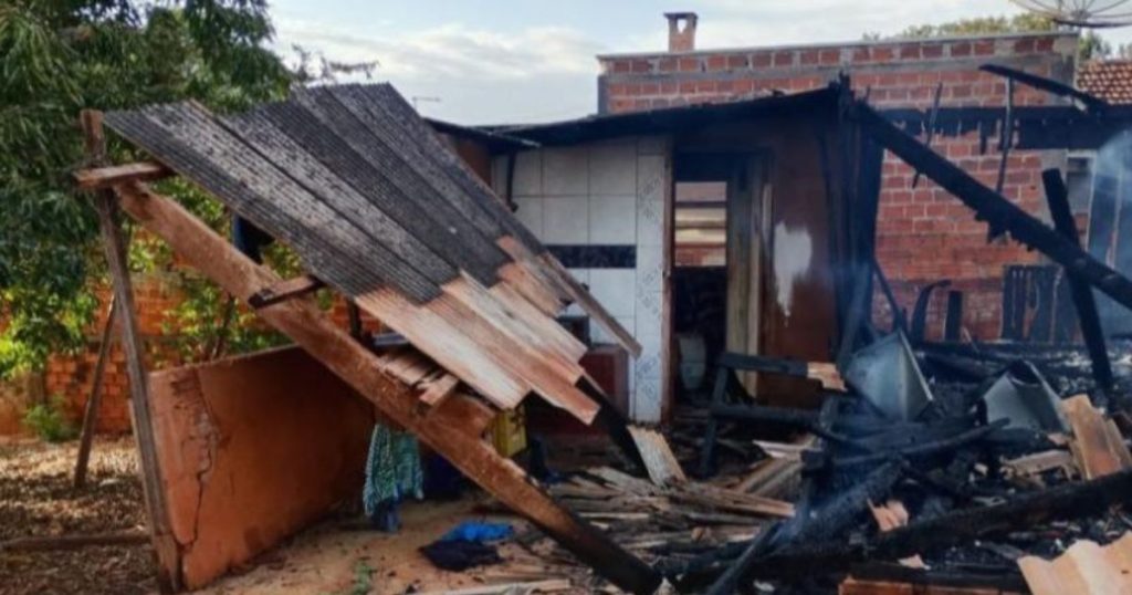 Cadeirante morre em incêndio que destruiu casa de madeira, no Paraná
