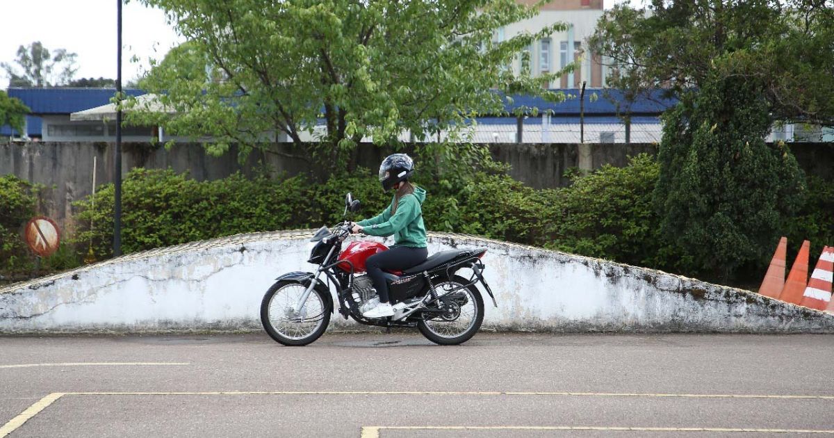 CNH para moto: exames práticos no Paraná não terão mais rampa como obstáculo