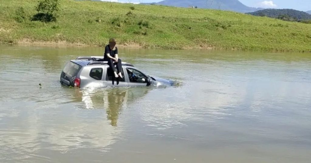 De susto a serenidade: carro cai em rio e condutor surpreende pela tranquilidade enquanto aguarda socorro