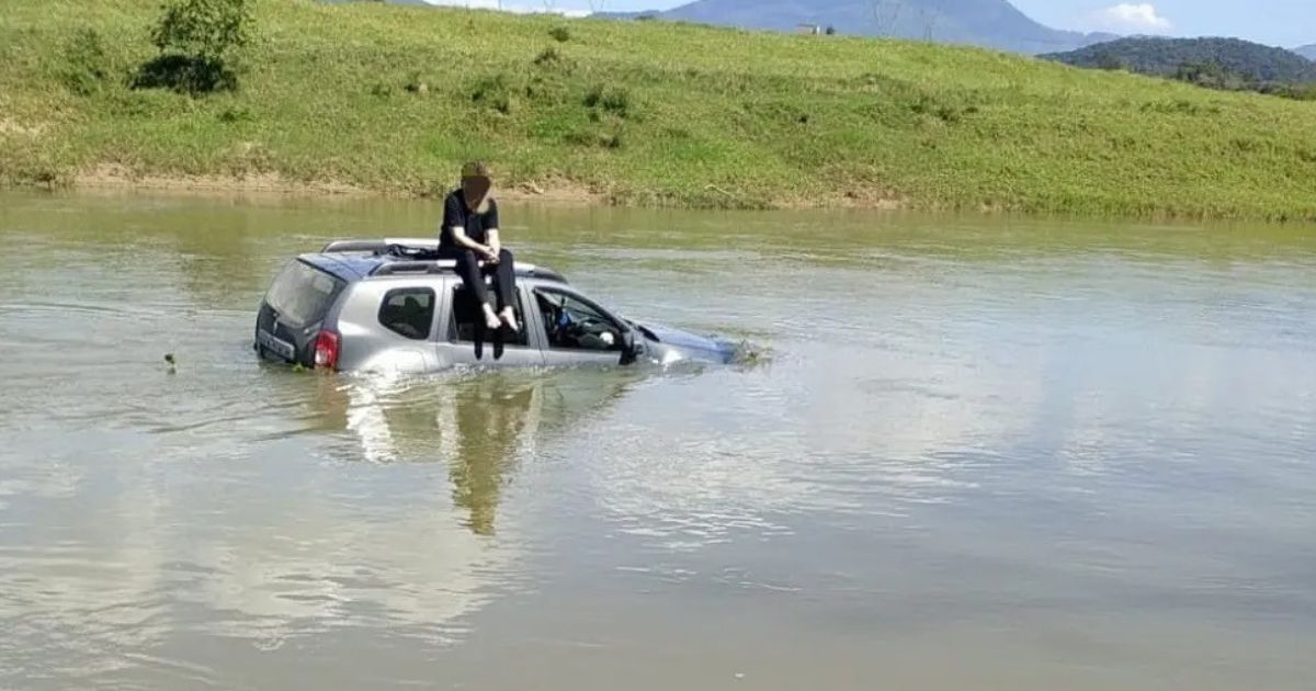De susto a serenidade: carro cai em rio e condutor surpreende pela tranquilidade enquanto aguarda socorro