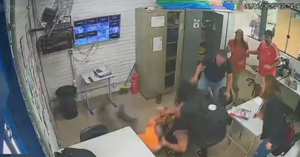 VÍDEO: Pai de aluna agride professor após repreensão por uso de celular em sala de aula